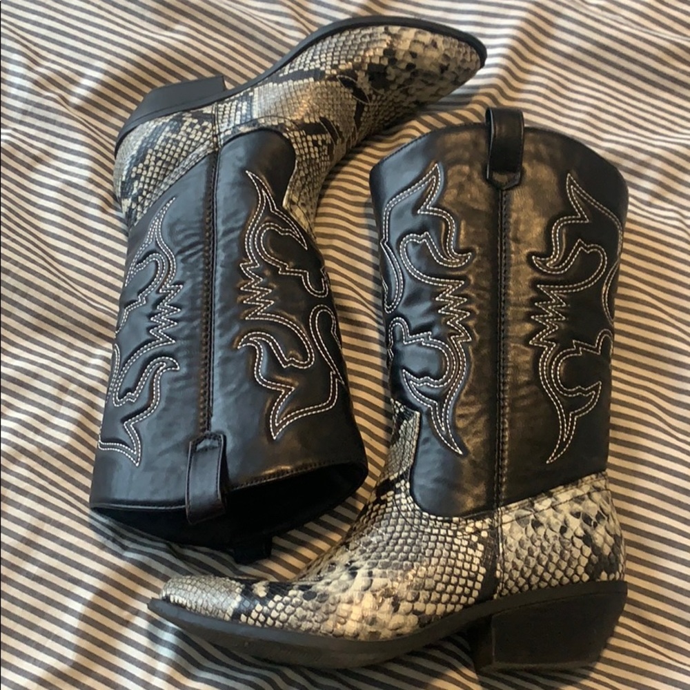 Faux Ostrich and black cowboy boots great cond. 9